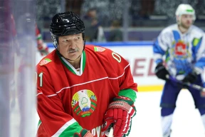 Почему Лукашенко продолжает выходить на лед, явно не испытывая от этого восторга
